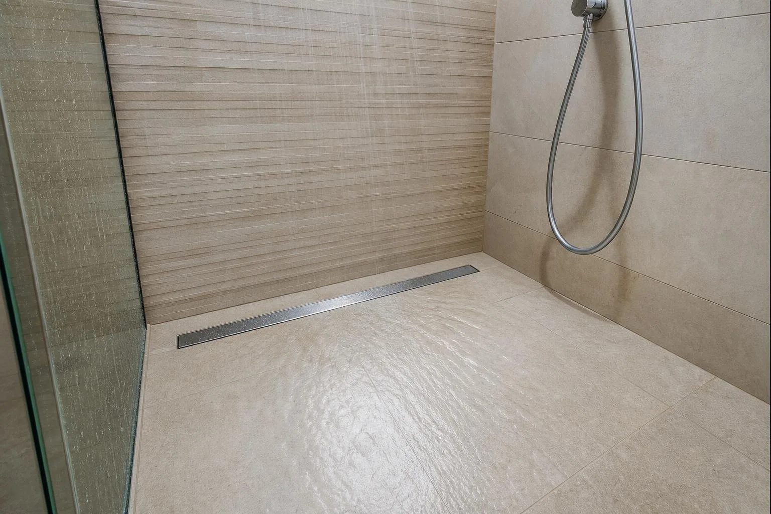 Ducha con el desagüe limpio y el agua fluyendo