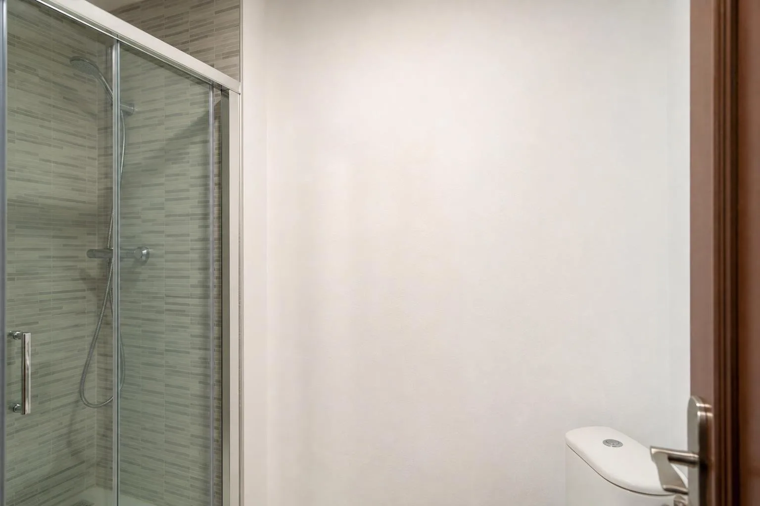 Pared de baño reparada y pintada tras arreglar una fuga